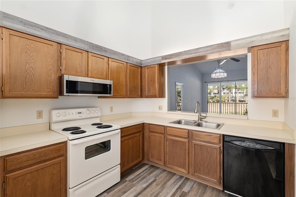 Activo con contrato: $195,000 (2 camas, 2 baños, 1273 Pies cuadrados)