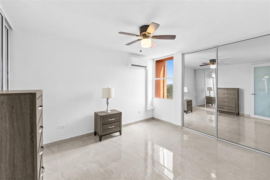 出租: $1,700 (2 贝兹, 1 浴室, 778 平方英尺)