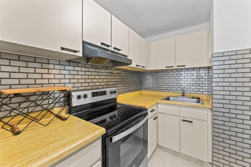 出租: $1,700 (2 贝兹, 1 浴室, 778 平方英尺)