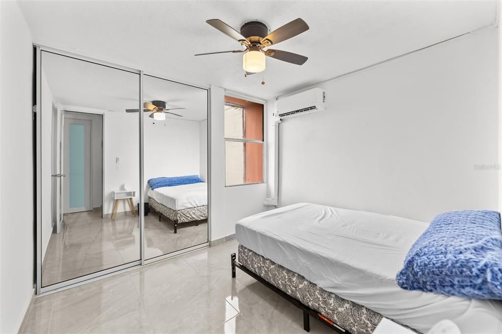 出租: $1,700 (2 贝兹, 1 浴室, 778 平方英尺)