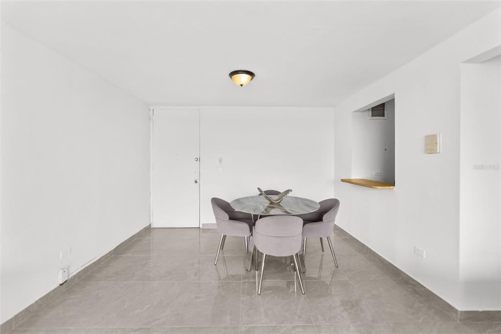 出租: $1,700 (2 贝兹, 1 浴室, 778 平方英尺)