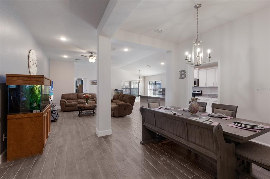 Под контрактом: $400,000 (3 спален, 2 ванн, 1958 Квадратных фут)