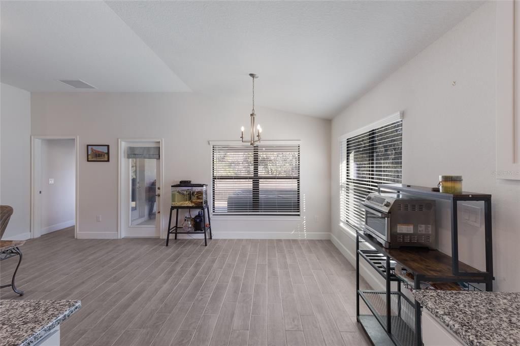 Под контрактом: $400,000 (3 спален, 2 ванн, 1958 Квадратных фут)