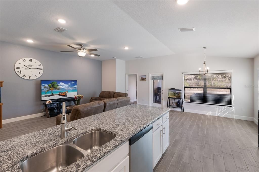 Под контрактом: $400,000 (3 спален, 2 ванн, 1958 Квадратных фут)