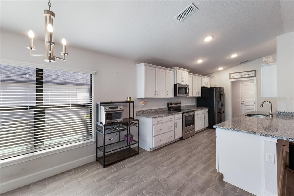 Под контрактом: $400,000 (3 спален, 2 ванн, 1958 Квадратных фут)