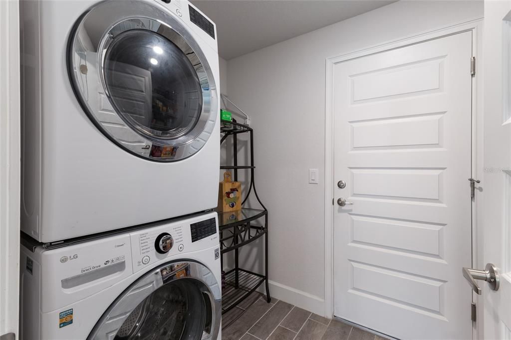 Под контрактом: $400,000 (3 спален, 2 ванн, 1958 Квадратных фут)