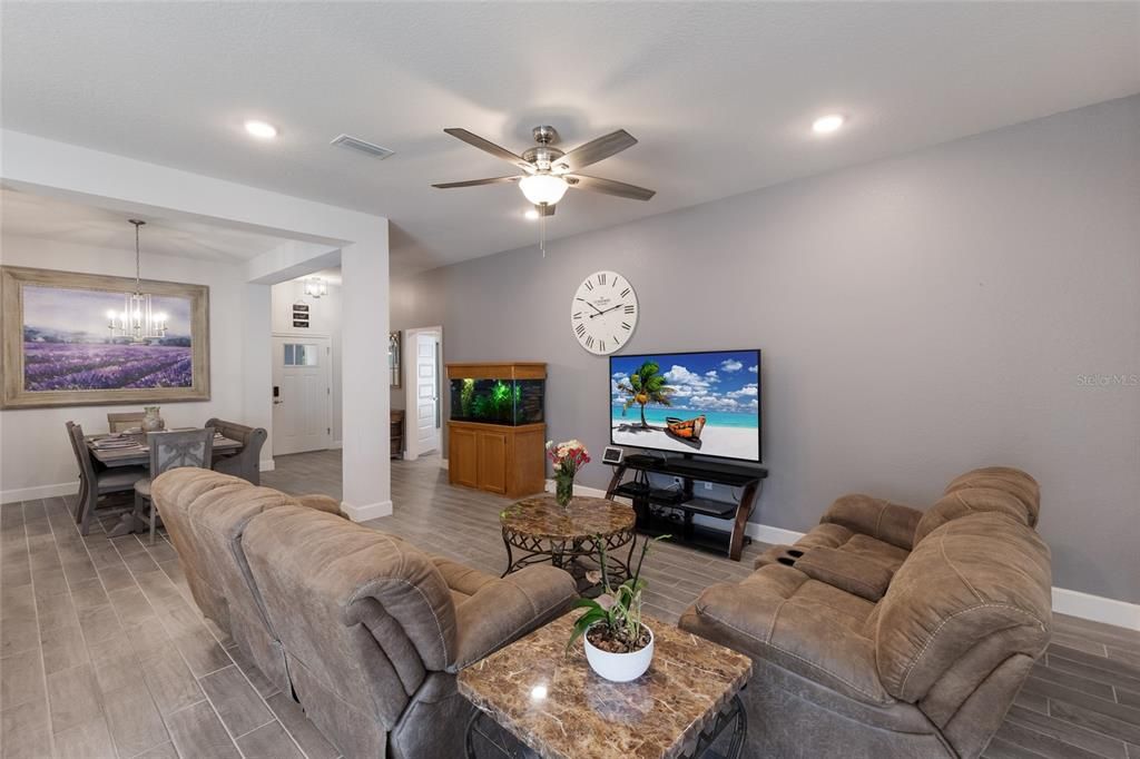 Под контрактом: $400,000 (3 спален, 2 ванн, 1958 Квадратных фут)