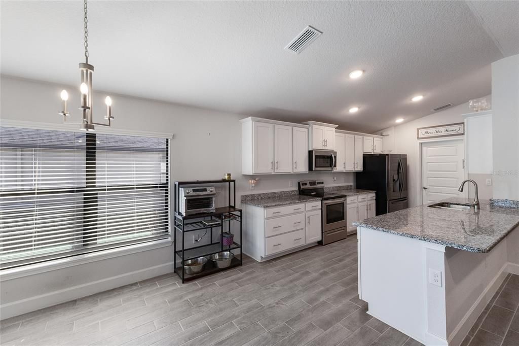 Под контрактом: $400,000 (3 спален, 2 ванн, 1958 Квадратных фут)