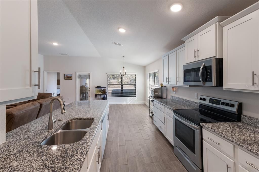 Под контрактом: $400,000 (3 спален, 2 ванн, 1958 Квадратных фут)