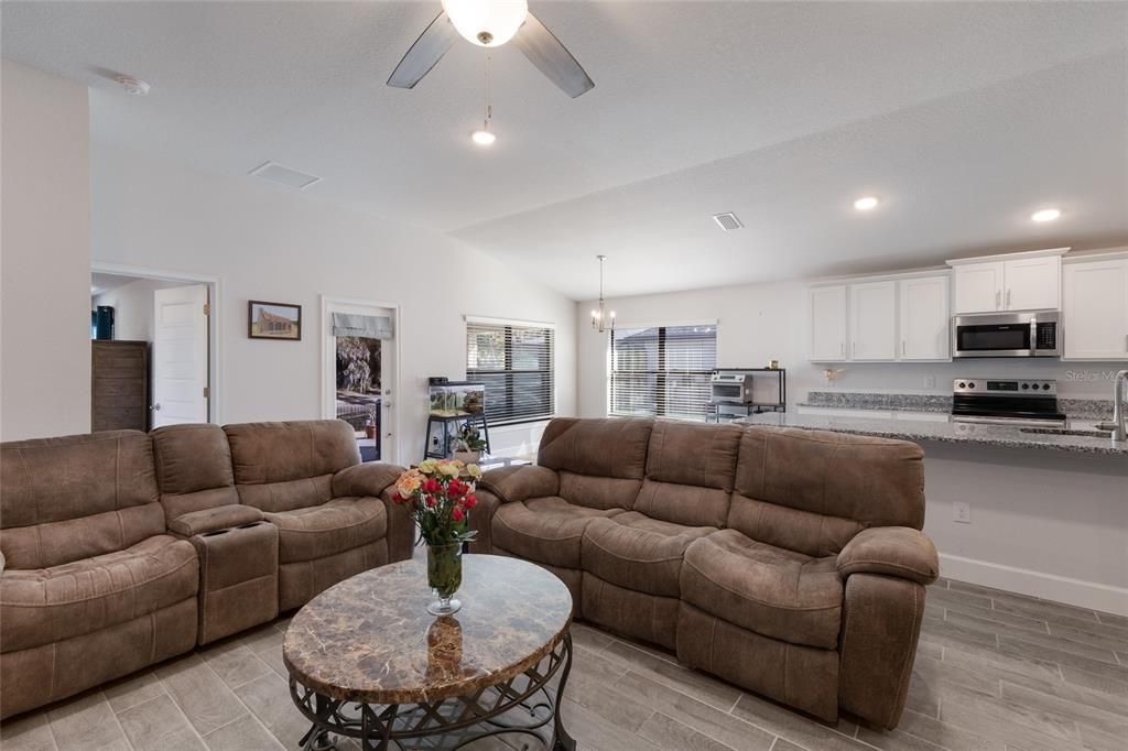 Под контрактом: $400,000 (3 спален, 2 ванн, 1958 Квадратных фут)