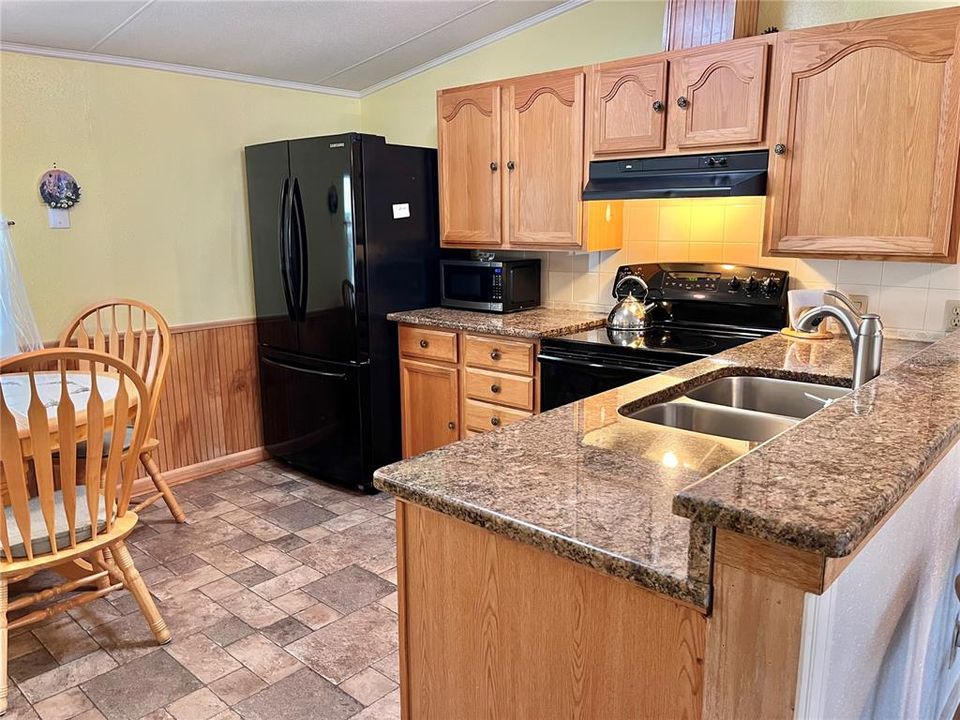 For Sale: $175,000 (2 beds, 2 baths, 971 Square Feet)