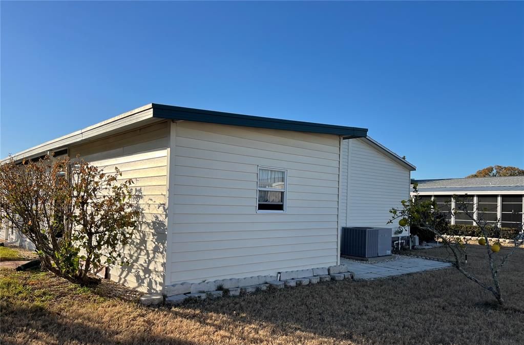 For Sale: $175,000 (2 beds, 2 baths, 971 Square Feet)
