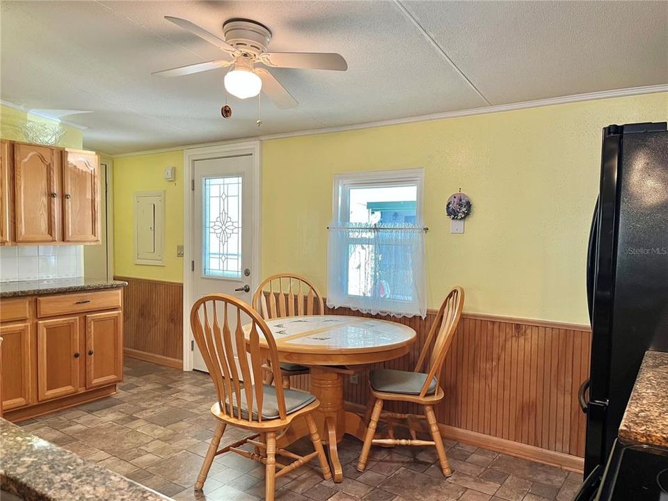 For Sale: $175,000 (2 beds, 2 baths, 971 Square Feet)