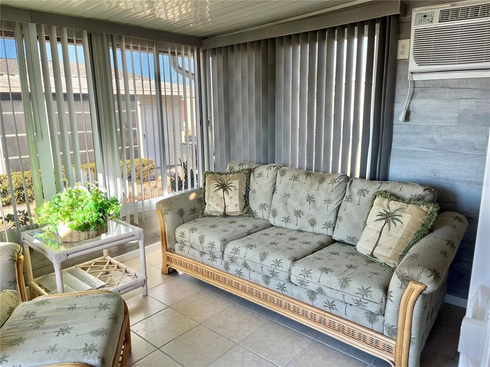 For Sale: $175,000 (2 beds, 2 baths, 971 Square Feet)