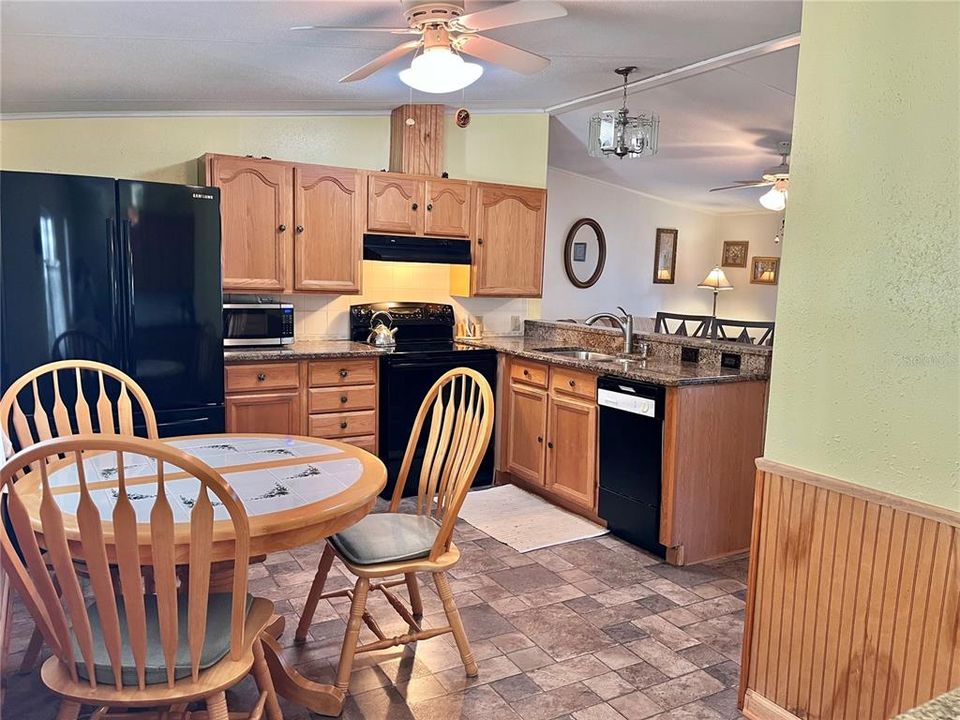 For Sale: $175,000 (2 beds, 2 baths, 971 Square Feet)