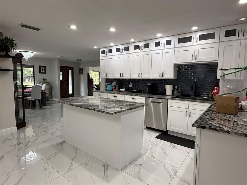 En Venta: $790,000 (3 camas, 2 baños, 2433 Pies cuadrados)