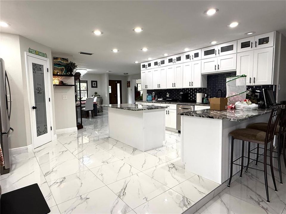 En Venta: $790,000 (3 camas, 2 baños, 2433 Pies cuadrados)