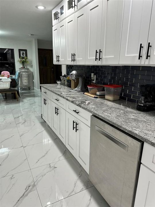 En Venta: $790,000 (3 camas, 2 baños, 2433 Pies cuadrados)