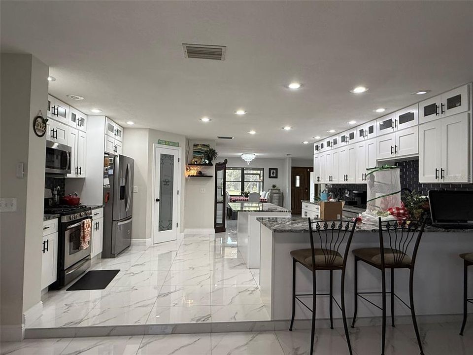 En Venta: $790,000 (3 camas, 2 baños, 2433 Pies cuadrados)