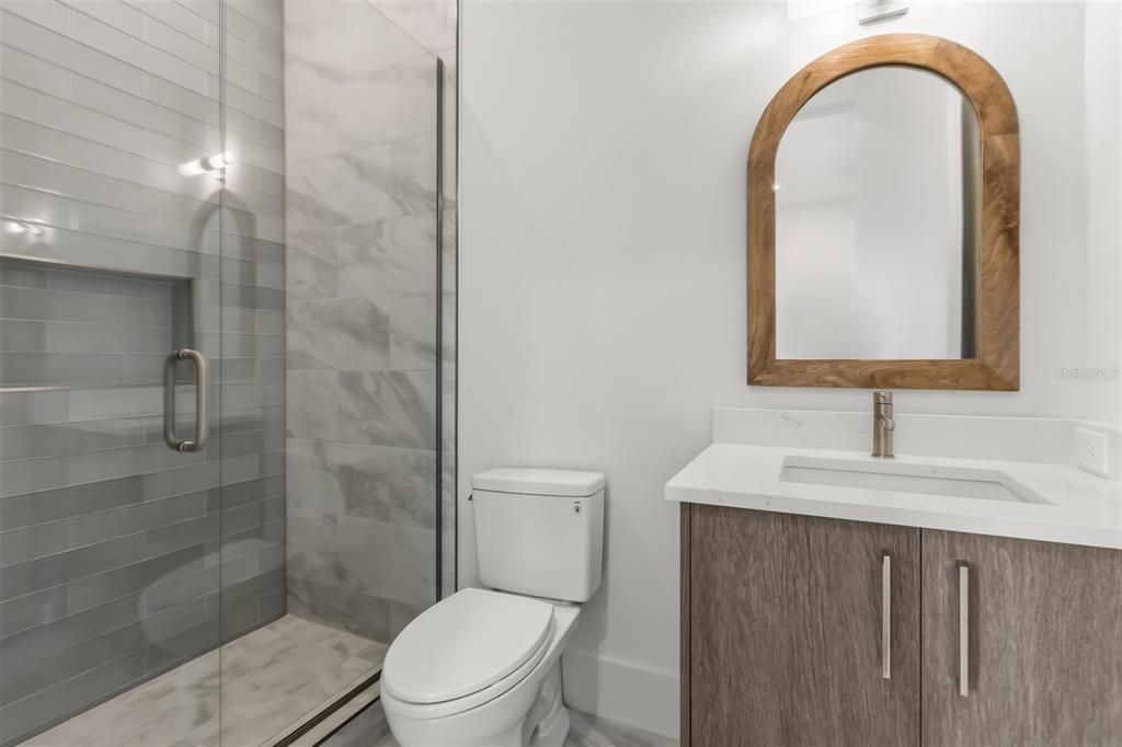 Activo con contrato: $2,394,500 (5 camas, 6 baños, 4506 Pies cuadrados)