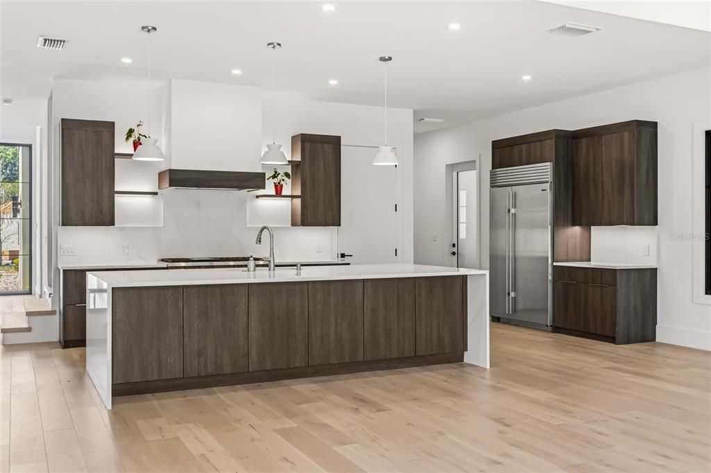 Activo con contrato: $2,394,500 (5 camas, 6 baños, 4506 Pies cuadrados)