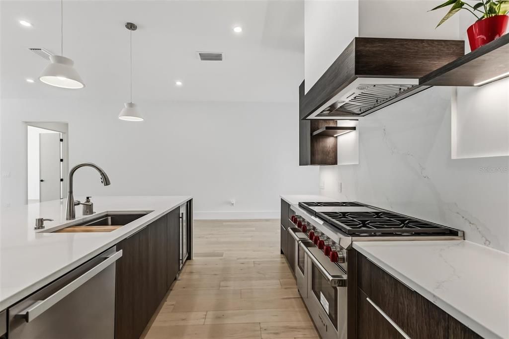 Activo con contrato: $2,394,500 (5 camas, 6 baños, 4506 Pies cuadrados)