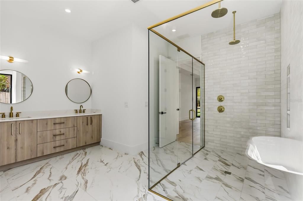 Activo con contrato: $2,394,500 (5 camas, 6 baños, 4506 Pies cuadrados)