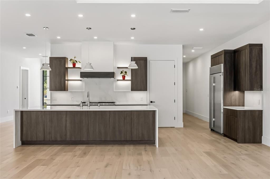 Activo con contrato: $2,394,500 (5 camas, 6 baños, 4506 Pies cuadrados)