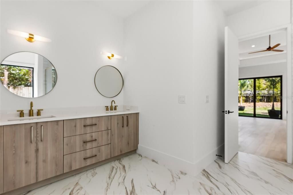 Activo con contrato: $2,394,500 (5 camas, 6 baños, 4506 Pies cuadrados)