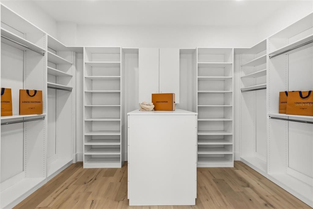 Activo con contrato: $2,394,500 (5 camas, 6 baños, 4506 Pies cuadrados)