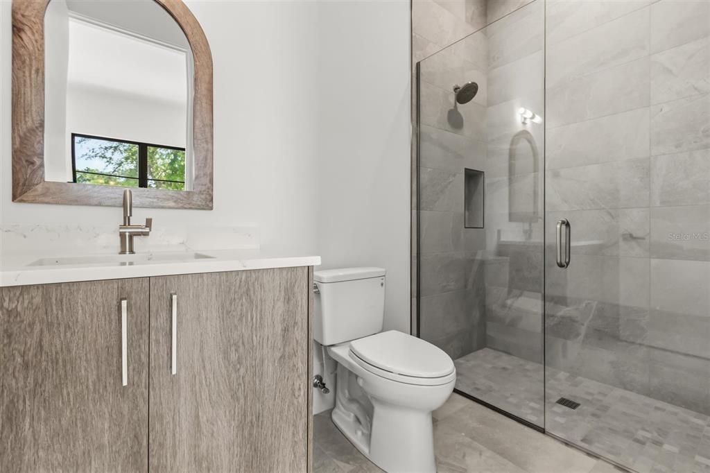 Activo con contrato: $2,394,500 (5 camas, 6 baños, 4506 Pies cuadrados)