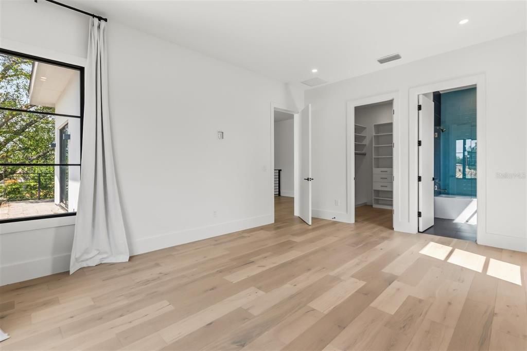Activo con contrato: $2,394,500 (5 camas, 6 baños, 4506 Pies cuadrados)