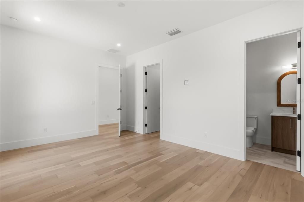 Activo con contrato: $2,394,500 (5 camas, 6 baños, 4506 Pies cuadrados)