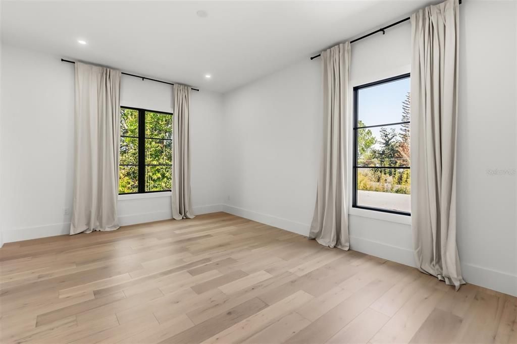 Activo con contrato: $2,394,500 (5 camas, 6 baños, 4506 Pies cuadrados)