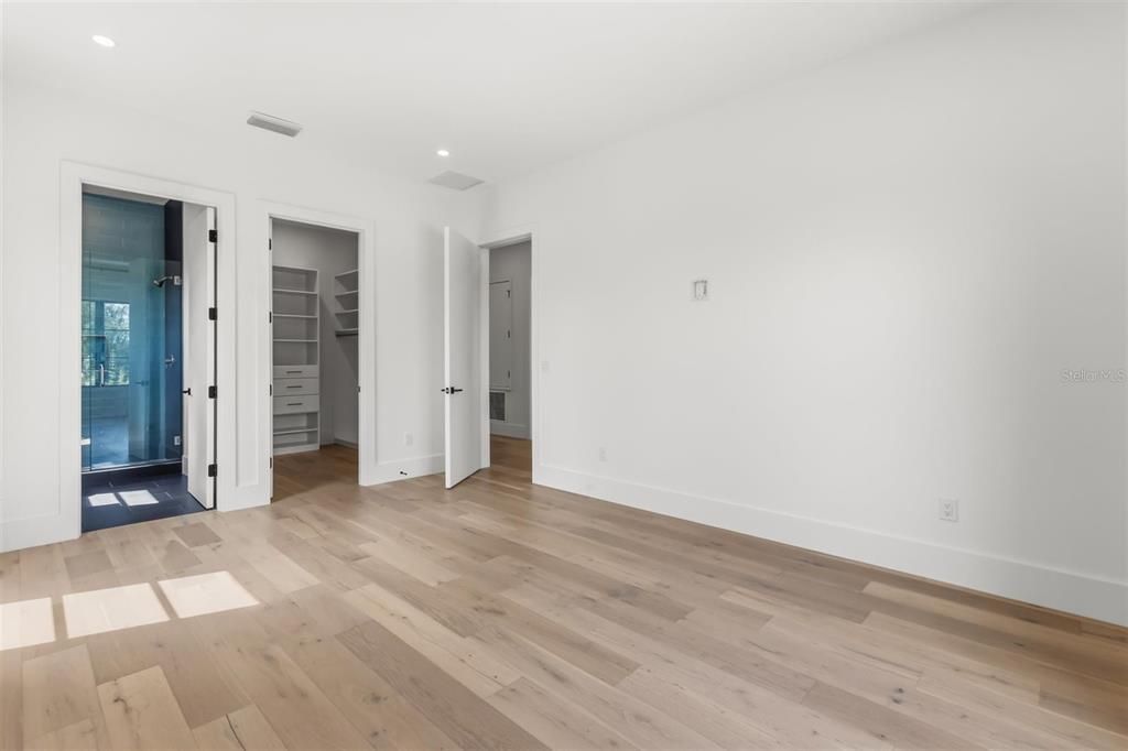 Activo con contrato: $2,394,500 (5 camas, 6 baños, 4506 Pies cuadrados)