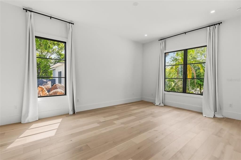Activo con contrato: $2,394,500 (5 camas, 6 baños, 4506 Pies cuadrados)