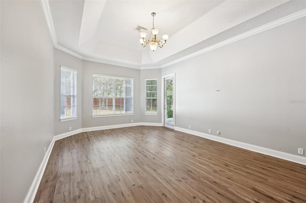 Activo con contrato: $959,900 (5 camas, 4 baños, 3337 Pies cuadrados)