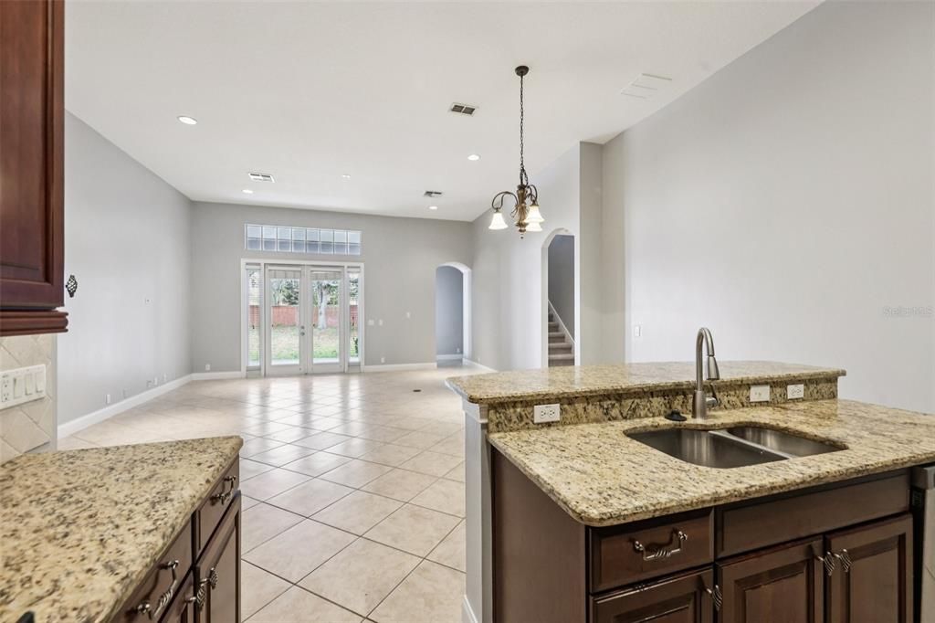Activo con contrato: $959,900 (5 camas, 4 baños, 3337 Pies cuadrados)