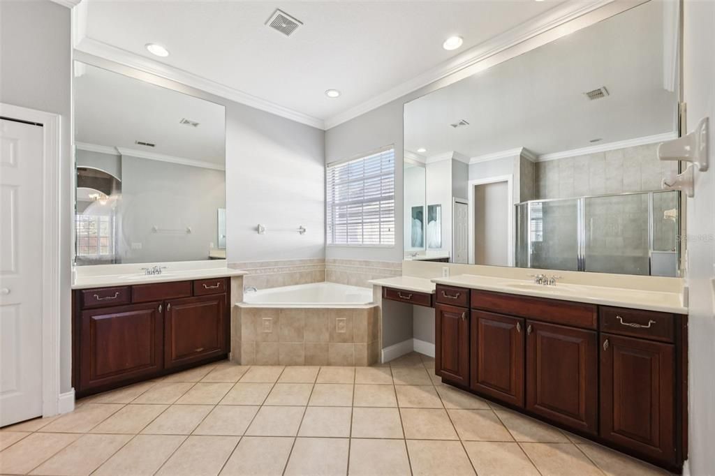 Activo con contrato: $959,900 (5 camas, 4 baños, 3337 Pies cuadrados)
