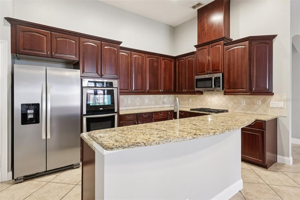 Activo con contrato: $959,900 (5 camas, 4 baños, 3337 Pies cuadrados)