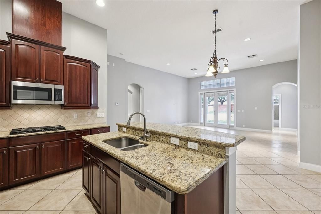Activo con contrato: $959,900 (5 camas, 4 baños, 3337 Pies cuadrados)