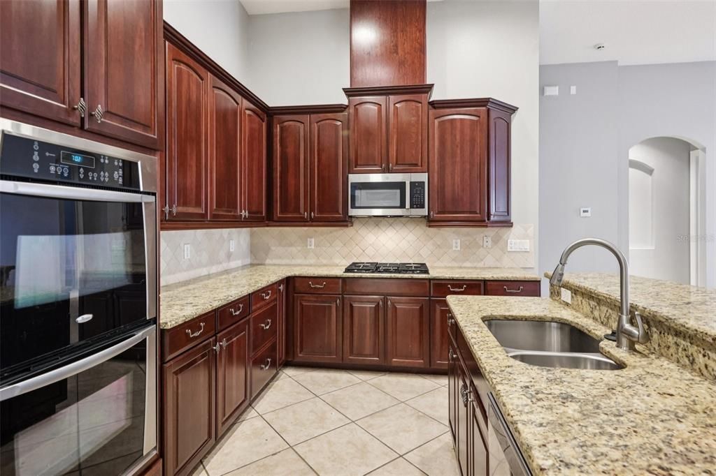 Activo con contrato: $959,900 (5 camas, 4 baños, 3337 Pies cuadrados)