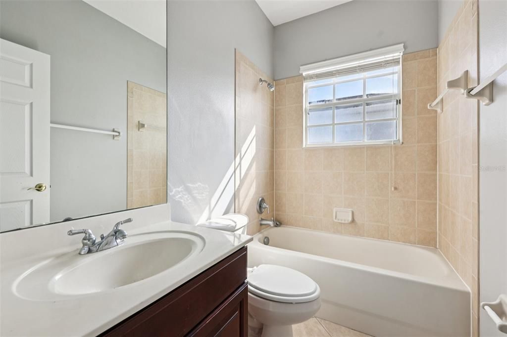 Activo con contrato: $959,900 (5 camas, 4 baños, 3337 Pies cuadrados)