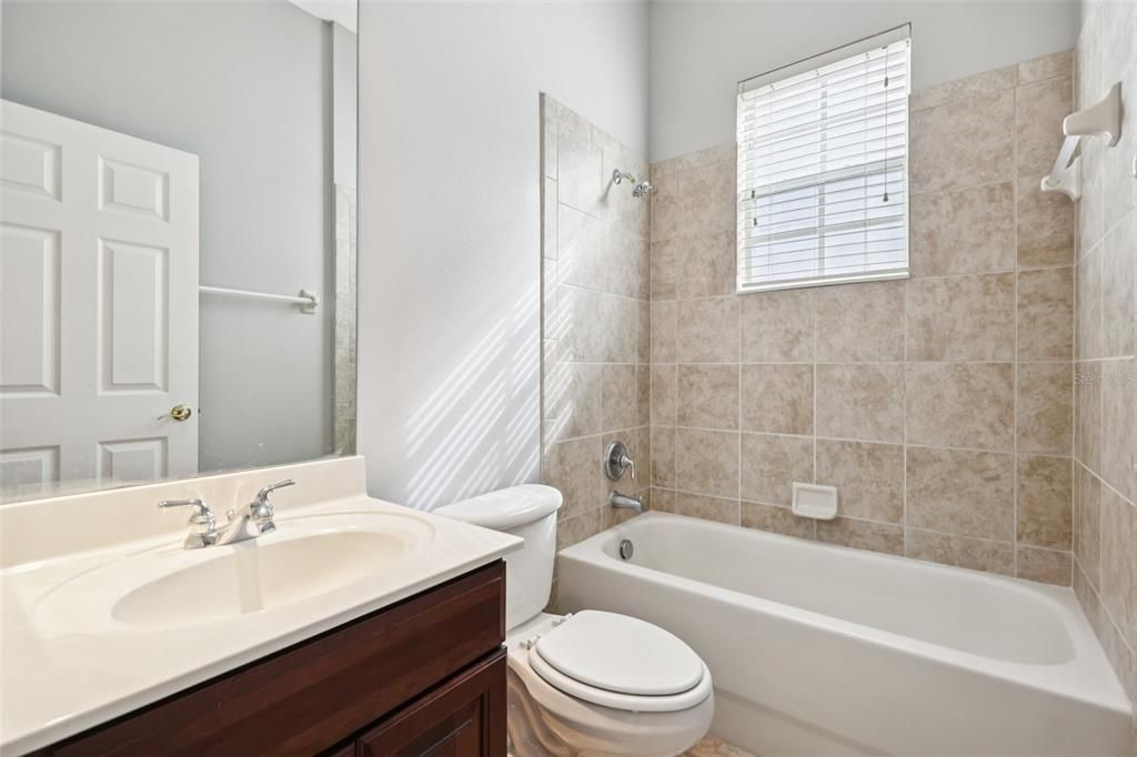 Activo con contrato: $959,900 (5 camas, 4 baños, 3337 Pies cuadrados)