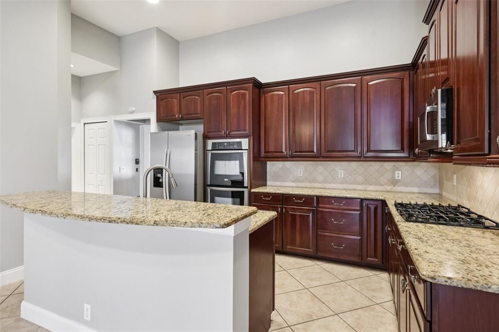 Activo con contrato: $959,900 (5 camas, 4 baños, 3337 Pies cuadrados)