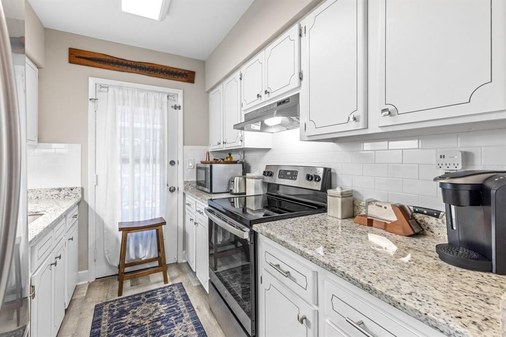 Под контрактом: $245,000 (2 спален, 1 ванн, 816 Квадратных фут)