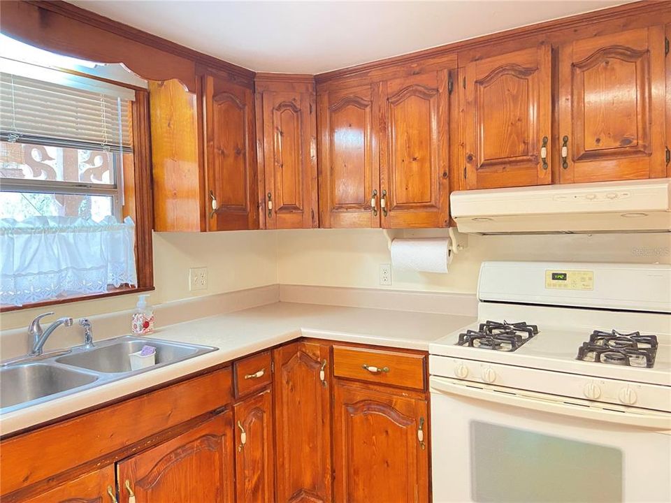 For Sale: $185,000 (3 beds, 3 baths, 2436 Square Feet)