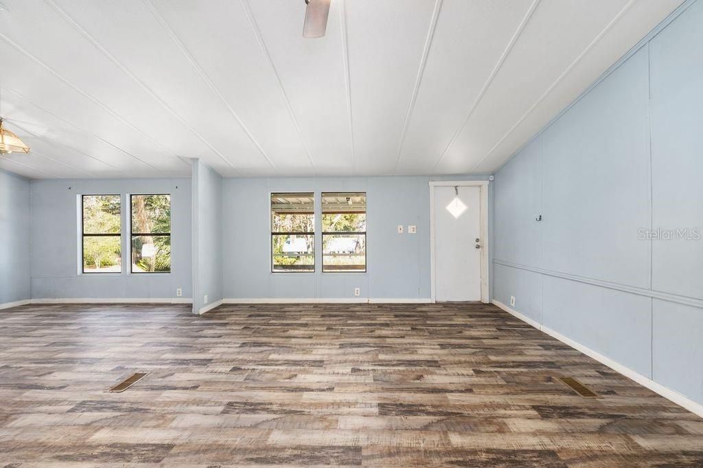 For Sale: $139,900 (3 beds, 2 baths, 1248 Square Feet)