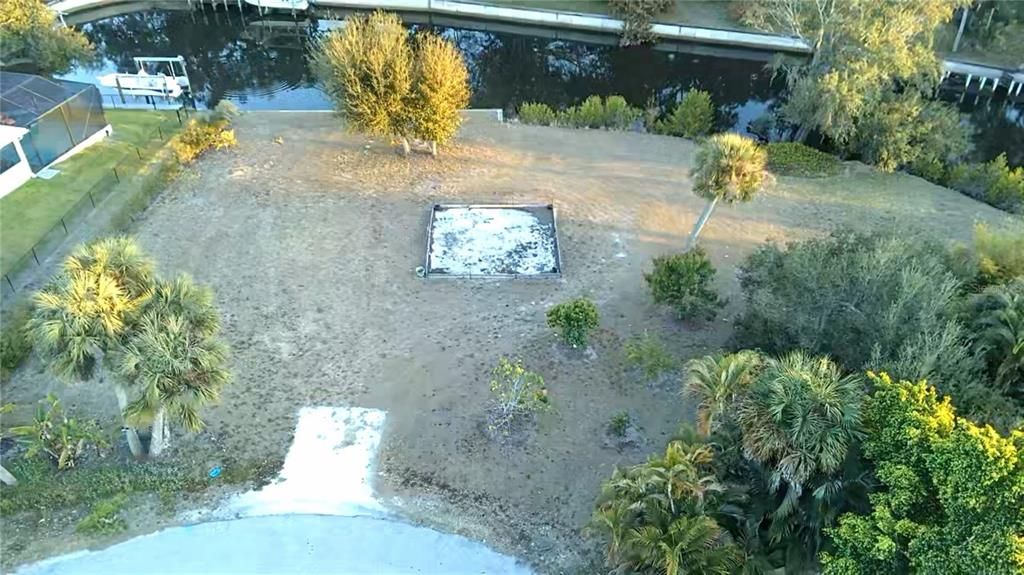 Под контрактом: $165,000 (0.55 acres)