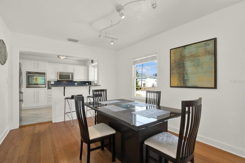 En Venta: $999,900 (4 camas, 3 baños, 3008 Pies cuadrados)